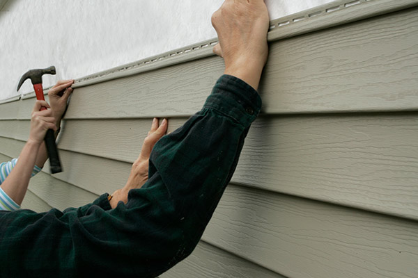 Roofs R Us installs siding on a residential home